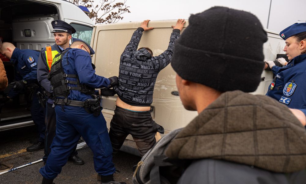 „Lőjétek a rendőröket!” – ezt az üzenetet kapták parancsba a hétfői autós üldözésben résztvevő embercsempészek