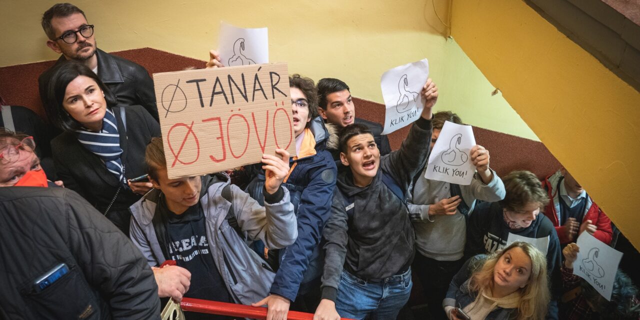 Polgári engedetlenségi hullám kezdődött 16 budapesti iskolában, a pedagógusok kirúgott kollégáik miatt tiltakoznak