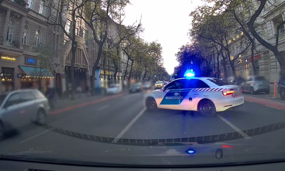 A pofátlan BMW-s a rendőr előtt fordult meg a záróvonalon keresztül az Andrássy úton – VIDEÓ
