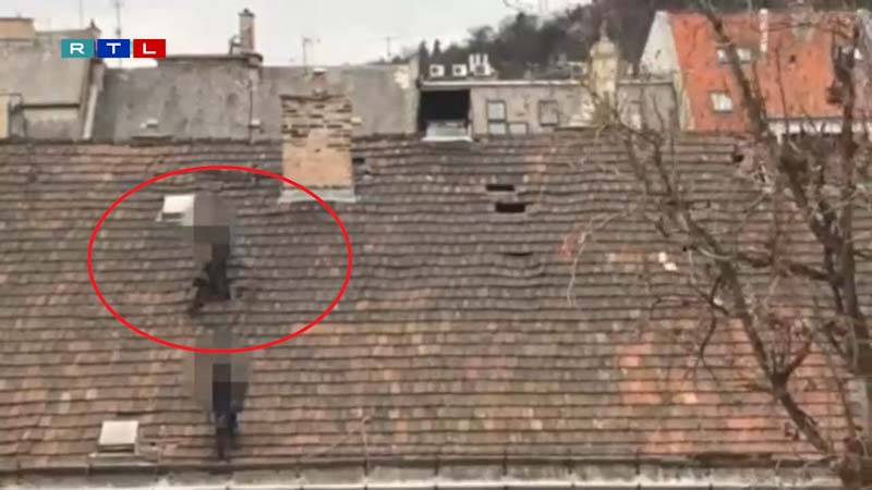 VIDEÓVAL: Beszakadt a tető egy munkás alatt a belvárosban