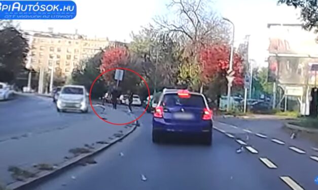 Videóval: Kipattant az autójából a futár, majd összeverekedett egy gyalogossal fényes nappal a Bogdánfy úton