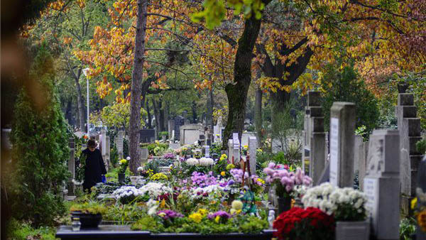 Kerüljük el a közlekedési káoszt, ezekkel a járatokkal juthat el legkönnyebben a budapesti temetőkbe