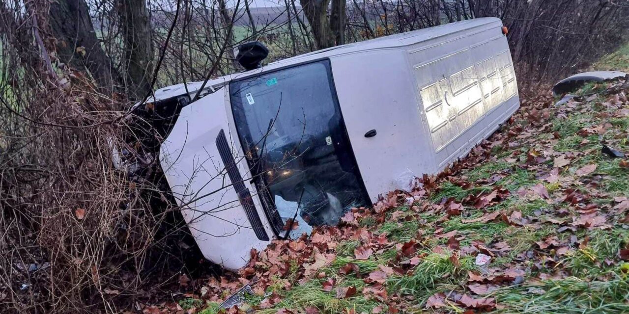 Brutális karambol az M1-esen: az árokban landolt a luxusautóval balesetező Volkswagen – Mindkét kocsi rommá tört – Fotók a helyszínről