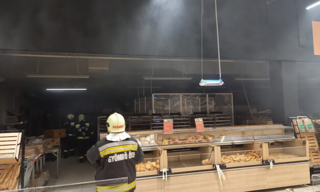 Tűz volt a maglódi Auchanban, így néz ki az áruház kiégett péksége