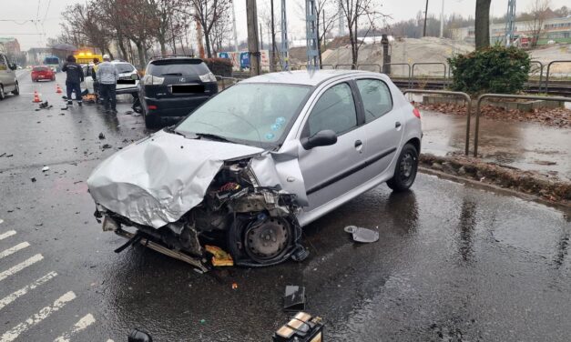 Két másik autót is letarolt a 8. kerületben megpördőlő Peugeot: az autó egyik utasa még a szélvédőt is kifejelte – Fotók a helyszínről