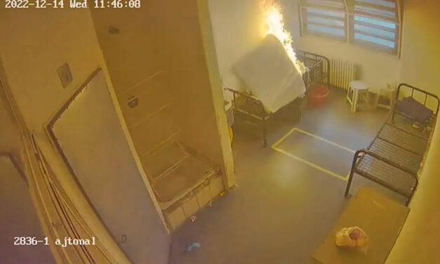 Videón, ahogy egy rab hatalmas tüzet rak a zárkájában a Venyige utcai börtönben
