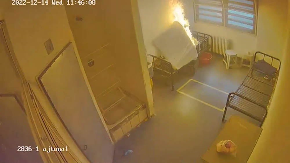 Videón, ahogy egy rab hatalmas tüzet rak a zárkájában a Venyige utcai börtönben