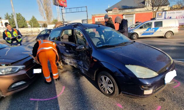 Sodródás után koccanás a fővárosban – nem nyílt ki a légzsák, súlyos sérüléseket szenvedett az utas