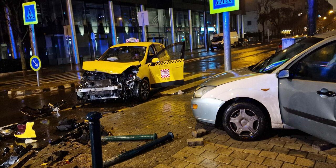 Hihetetlen baleset Budapesten – a sérült taxi utasai megpofozták a vétkes sofőrt, majd leléptek a helyszínről