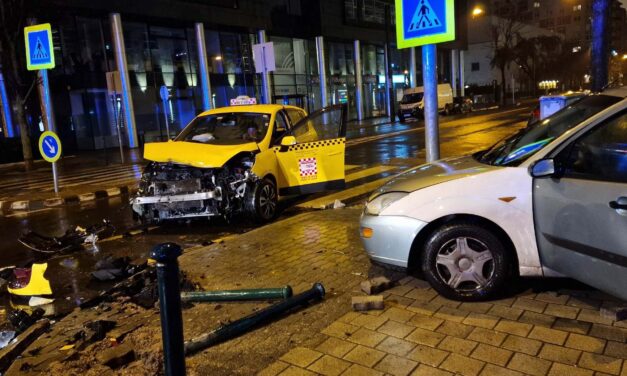 Hihetetlen baleset Budapesten – a sérült taxi utasai megpofozták a vétkes sofőrt, majd leléptek a helyszínről