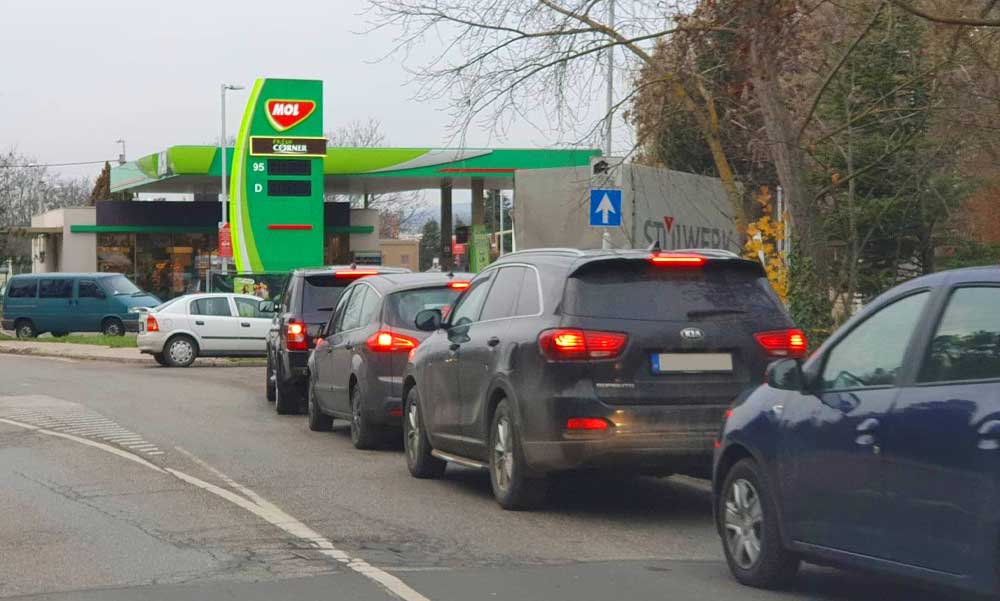 Hol lehet tankolni?  Kígyózó sorok a Budapest környéki benzinkutakon, mindenki üzemanyagot kér a Mikulástól