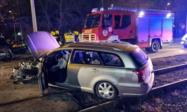 Részeg sofőr frontálisan ütközött egy másik autóval a 10. kerületben – súlyosan megsérült