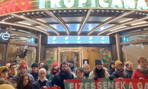 „Fizessenek a gazdagok” – blokád alá vonták az egyik budapesti kaszinót a civilek, rendőröket hívtak rájuk