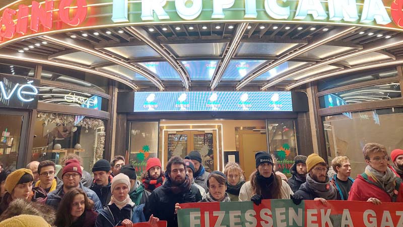 „Fizessenek a gazdagok” – blokád alá vonták az egyik budapesti kaszinót a civilek, rendőröket hívtak rájuk