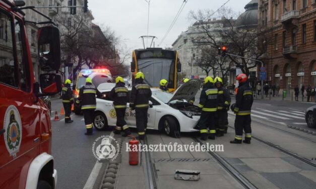 Villamos és autó ütközött a körúton – sínre került a személygépkocsi, már nem tudott megállni a BKV járata