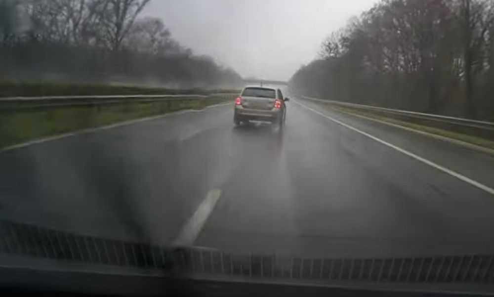 Szakadt az eső az M7-esen, a büntetőfékező sofőr önmagát is veszélybe sodorta – VIDEÓ