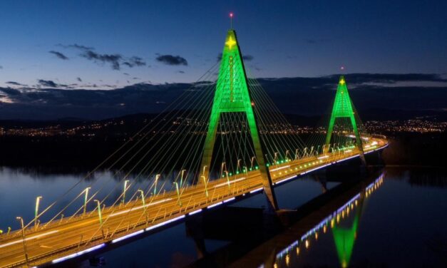 100 méteres karácsonyfává alakult át a Megyeri-híd: látványos FOTÓK!