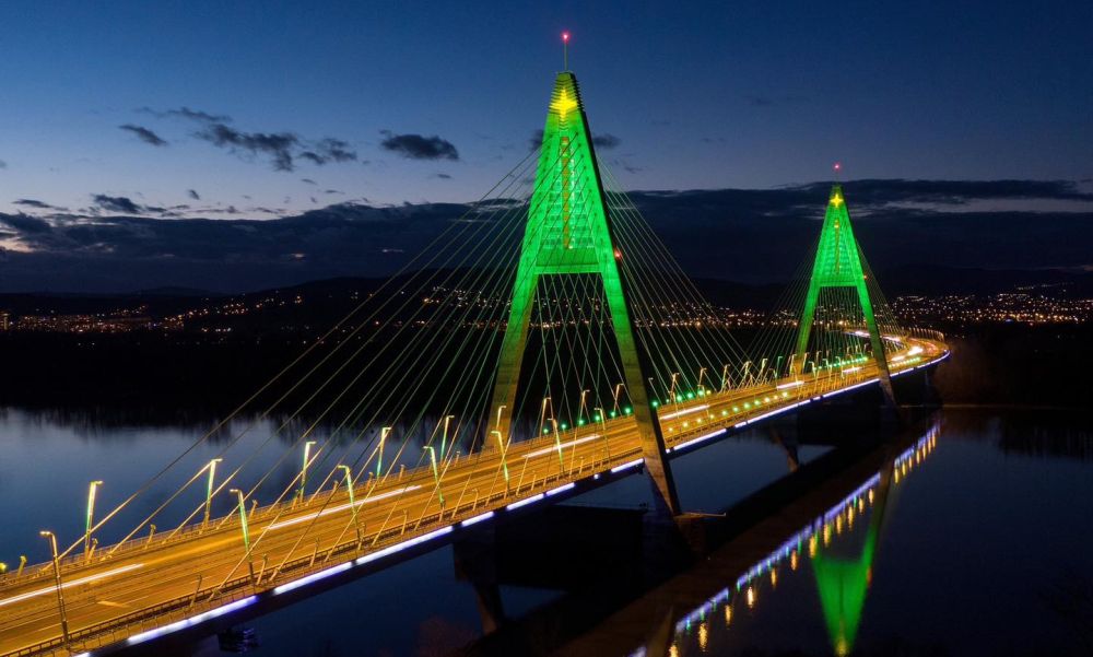 100 méteres karácsonyfává alakult át a Megyeri-híd: látványos FOTÓK!