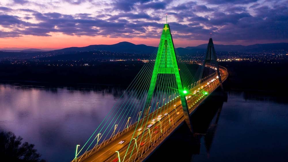 Sikeres volt a főpróba, karácsonyfává változik a Megyeri-híd ma délutántól – videó