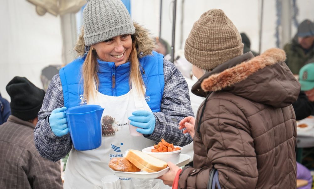 Karácsony előtt minden nap meleg ételt osztanak Budapesten a rászorulóknak, valósággal kígyóznak a sorok – VIDEÓ