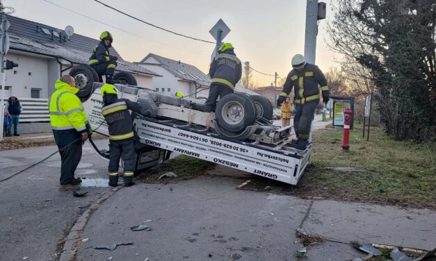 Fejre állt a kisteherautó a halálsarkon – figyelmen kívül hagyta a sofőr a STOP-táblát és a sárga lámpát, majd oldalba találták