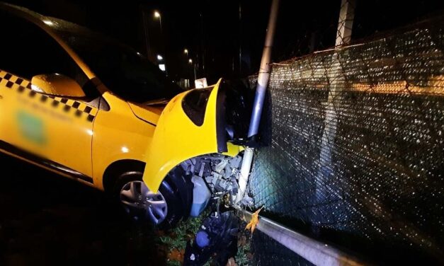 „Így utólag hülyeség volt átülni a vezetőülésbe” – brutálisan összetörte ismerőse taxiját egy részeg lány