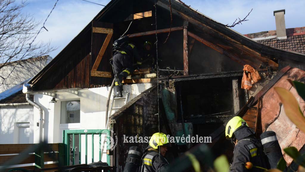 Kigyulladt egy konyha a főváros 15. kerületében – egy felrobbant gázpalack is nehezítette a mentést
