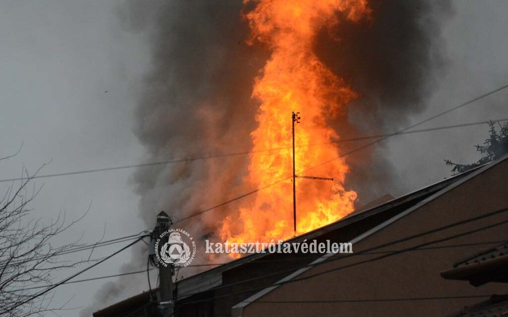 Durva háztűz Kispesten – 33 tűzoltó fékezte meg a lángokat, egy emberen már nem tudtak segíteni