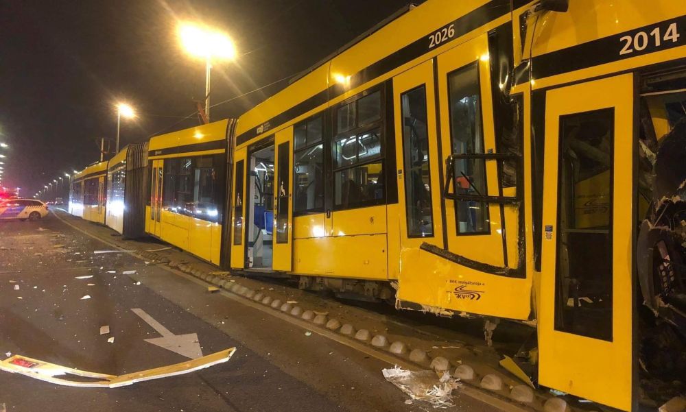 Összeütközött két villamos Budapesten: Több sérült is van, a szerelvények kisiklottak
