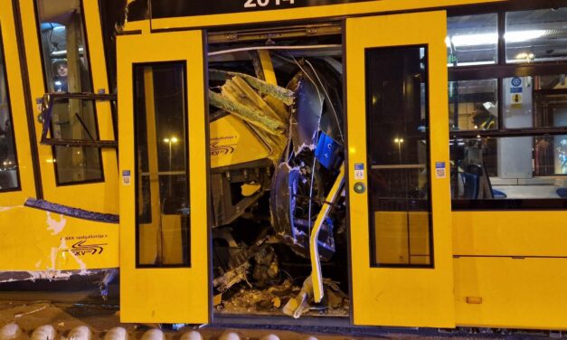 Megdöbbentő felvételek a baleset helyszínéről – hat embert szállítottak kórházba, miután két villamos összeütközött a Boráros téren. Súlyosan megsérült az egyik sofőr