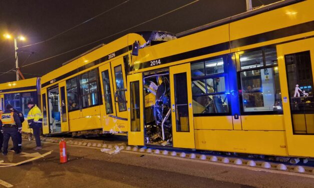 Két utas is súlyos sérülést szenvedett a Boráros téri villamosbalesetben – padlóra zuhantak az emberek a nagy erejű ütközés után