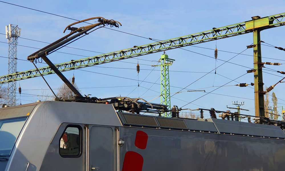 MÁV: Leszakadt egy felsővezeték az egyik elővárosi vonatra, több vonalon teljesen felborult a közlekedés