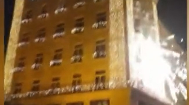 Dermesztő videón, ahogy egy tűzijátékkal telibe lövik a Rizt-Carlton Hotel oldalát