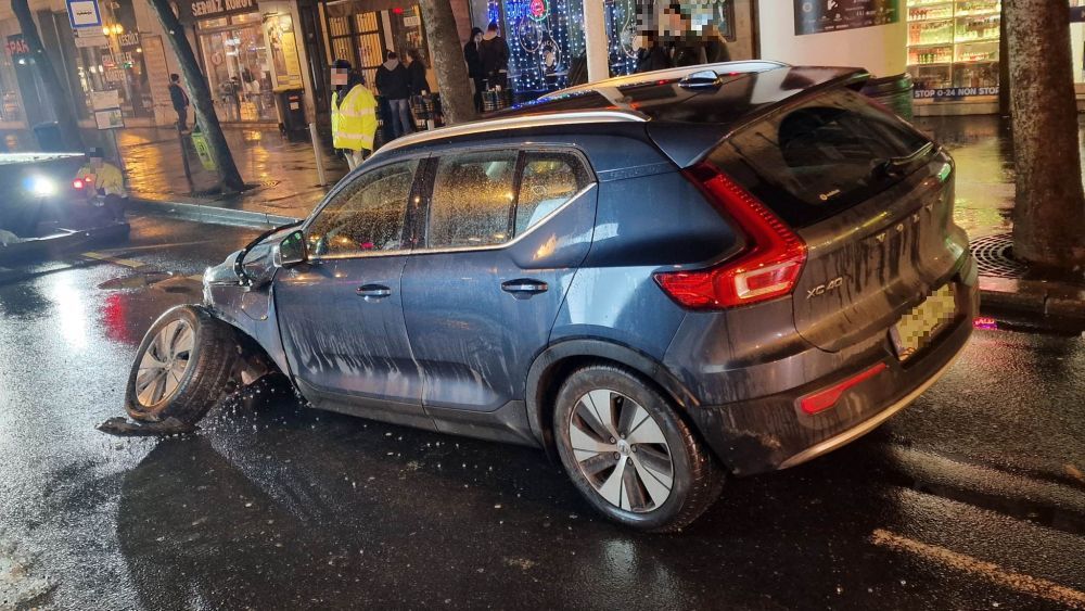 Villamosra várakozókkal teli megállónak csapódott egy autó Budapesten, kiderült, a sofőr ittas volt – FOTÓK