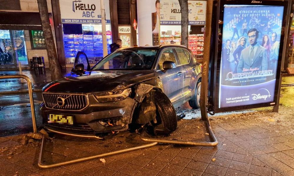 Villamosra várakozókkal teli megállónak csapódott egy autó Budapesten, kiderült, a sofőr ittas volt – FOTÓK
