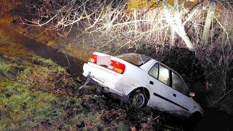 Megfürdette Suzukiját: a Rákos-patakba hajtott és félig elmerült egy személygépkocsi Gödöllőn
