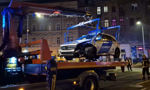 Mercedes rendőrautó ütközött BMW terepjáróval a Népszínház utcában – kitörött az autók kereke, sokkot kapott egy lány – HELYSZÍNI FOTÓKKAL