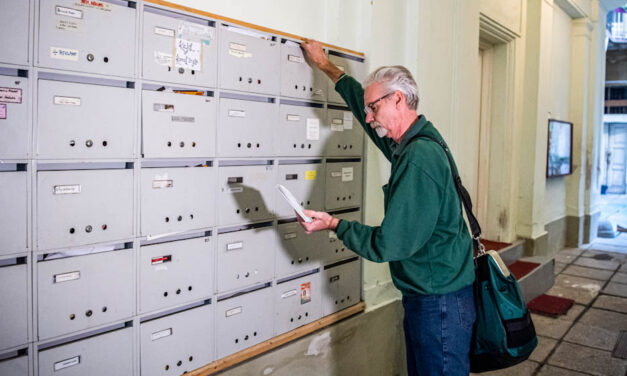 Jó hír! Hétfőtől kézbesíti a postás a nyugdíjasoknak járó élelmiszerutalványokat