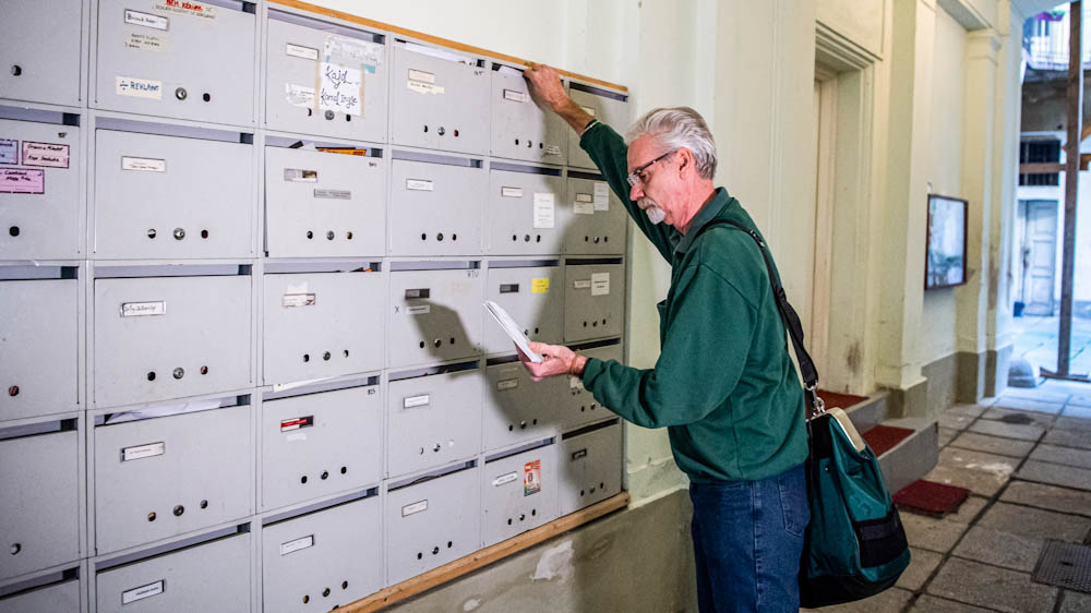 Jó hír! Hétfőtől kézbesíti a postás a nyugdíjasoknak járó élelmiszerutalványokat