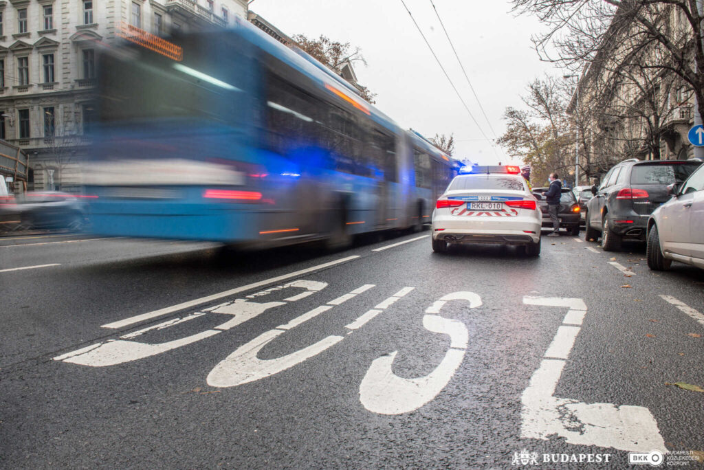 Lecsaptak a fővárosi rendőrök: több mint 50 olyan sofőrt csíptek fülön, akik jogosulatlanul közlekedtek a buszsávban