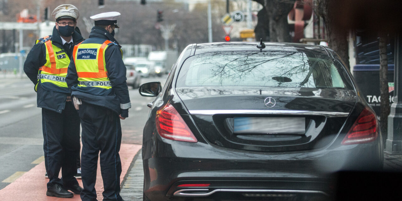Mától egy hétig közúti razziát tart a rendőrség: az autósokat és a motorosokat is ellenőrzik