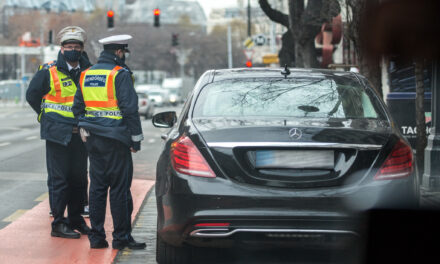 Mától egy hétig közúti razziát tart a rendőrség: az autósokat és a motorosokat is ellenőrzik