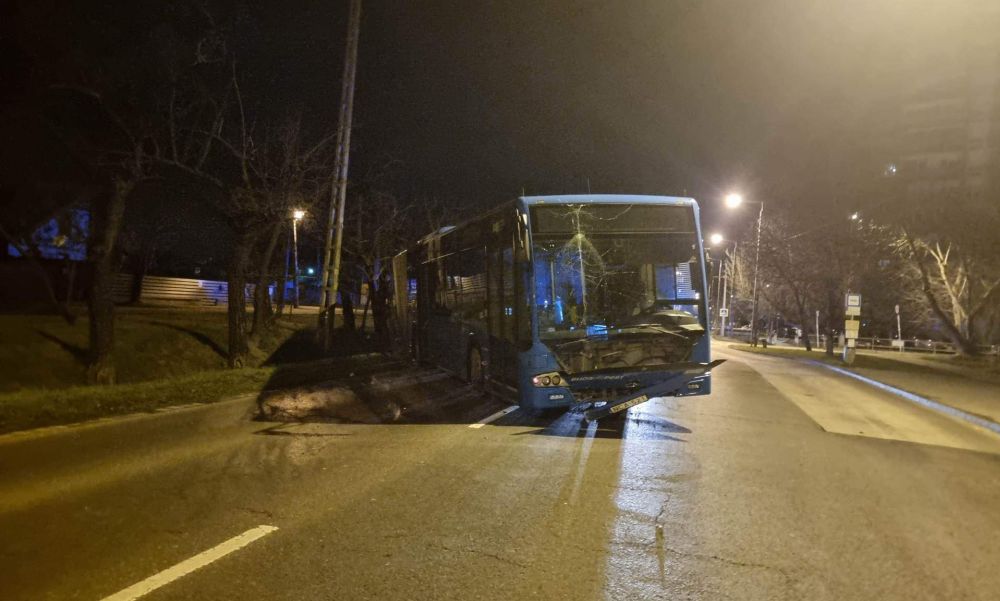 Árokba hajtott egy csuklós busz a Nagytétényi úton – HELYSZÍNI FOTÓK