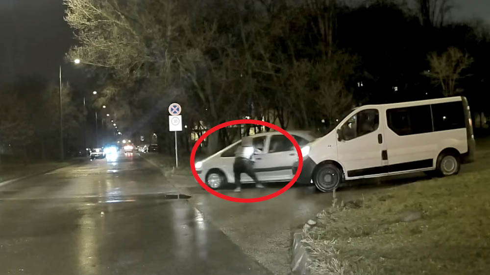 Belekapaszkodtak a kocsijába, majd kidöntött egy táblát az autós, amikor váratlanul megtámadták – videón a brutális csepeli összetűzés