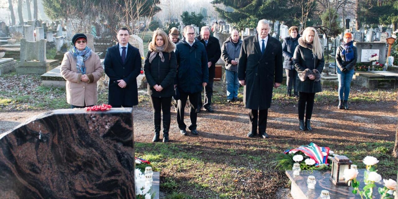 14 évvel ezelőtt történt a csepeli kettős gyilkosság: az igazgató és egy tanár halt meg, a hozzátartozók és a polgármester együtt emlékeztek az áldozatokra