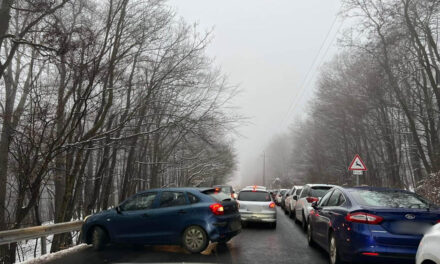 Hóhelyzet: megtelt Dobogókő és a Börzsöny, a szabálytalanul parkoló autósoktól járhatatlanok az utak