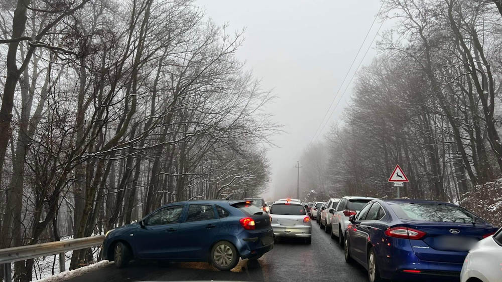 Teljes a káosz Dobogókőn, hiába tele a parkoló, még mindig rengeteg autós van fent a hegyen – képgaléria a kaotikus állapotokról