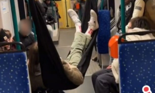 Kimaxolta a kényelmet: függőágyban fekve utazott valaki a nagykörúti villamoson