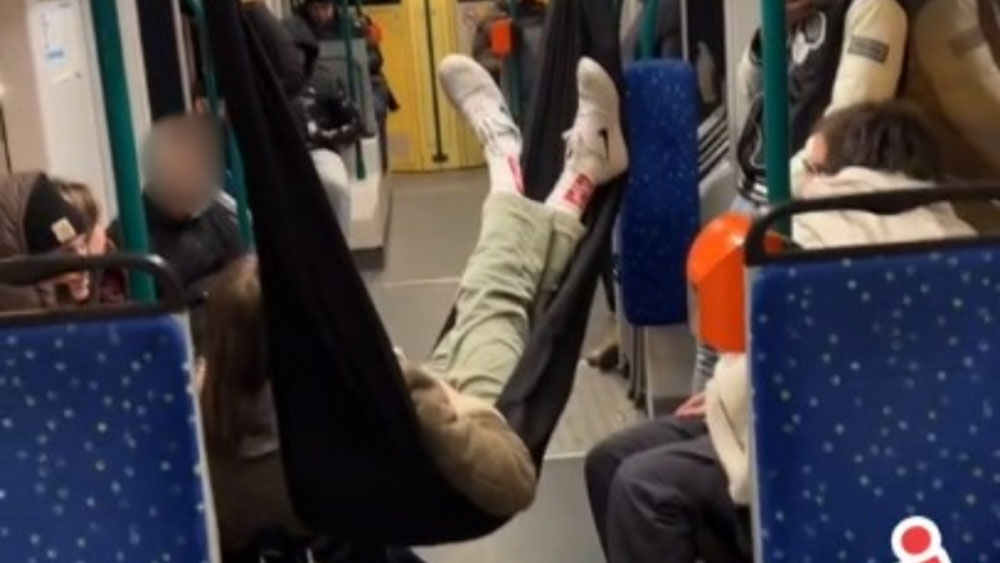 Kimaxolta a kényelmet: függőágyban fekve utazott valaki a nagykörúti villamoson