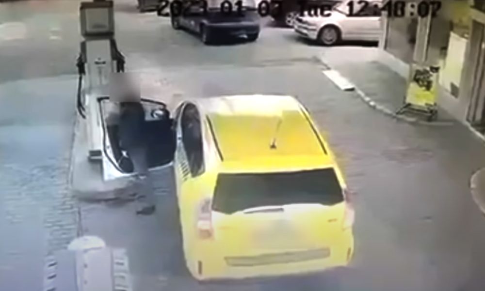 Egy férfi ittasan vezethetett egy taxit, majd egy benzinkúton könnyített magán – VIDEÓ